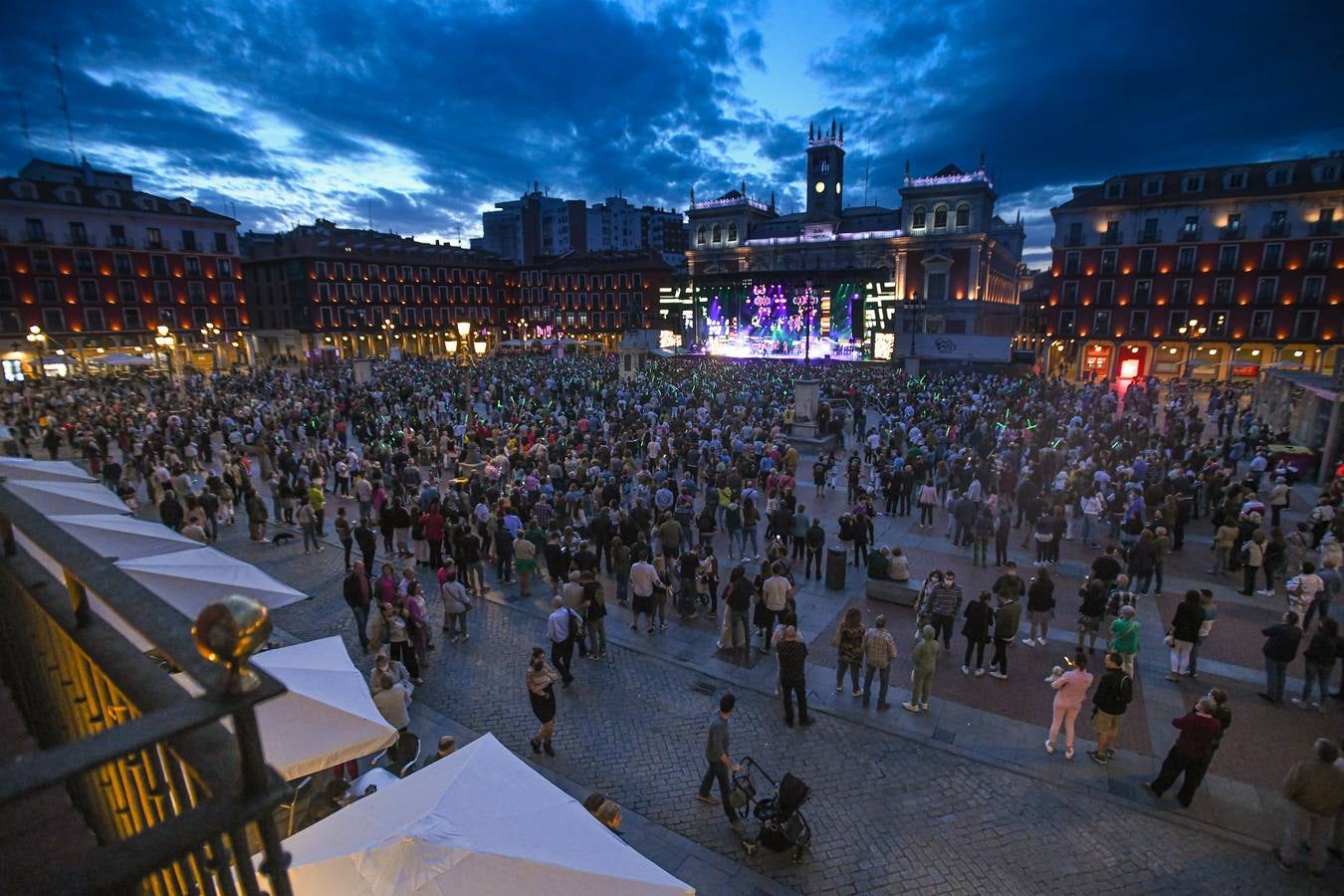 Fotos: El espectáculo de la París de Noia llega a la Plaza Mayor de Valladolid (1/2)