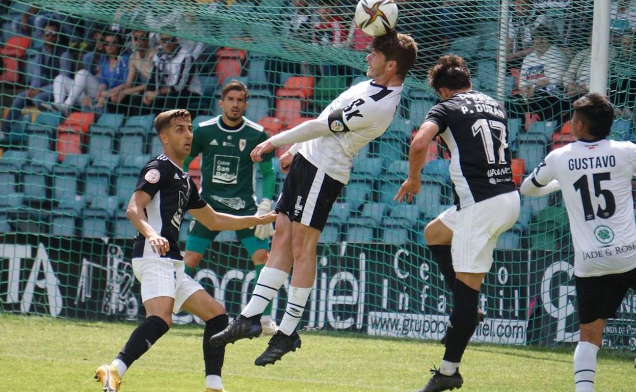 Antonio Amaro cabecea un balón ante el Compostela. 