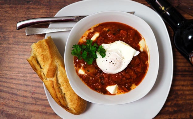 Huevos escalfados con tomate al estilo árabe