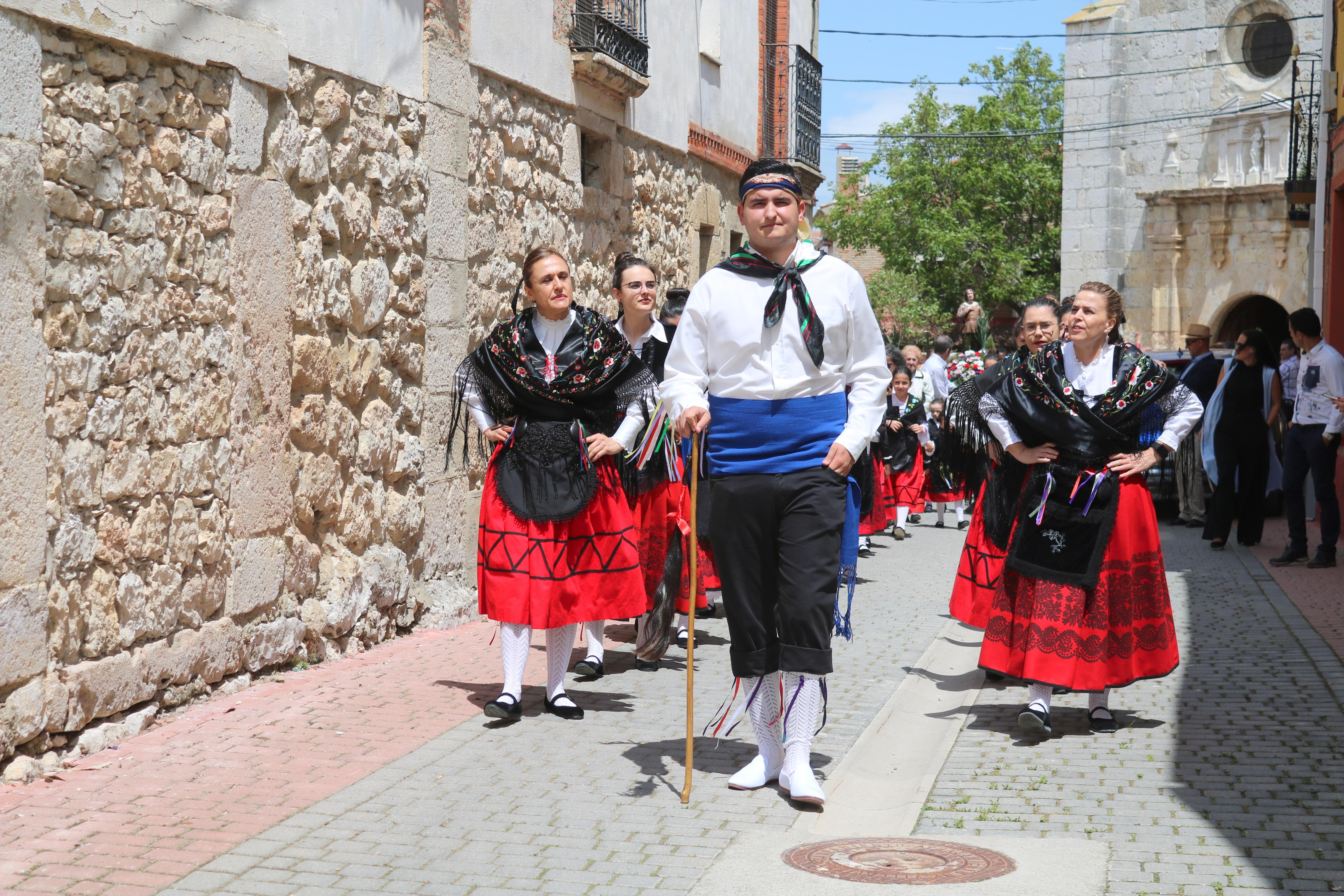 Decenas de danzantes participaron en la fiesta en honor a San Isidro Lavr