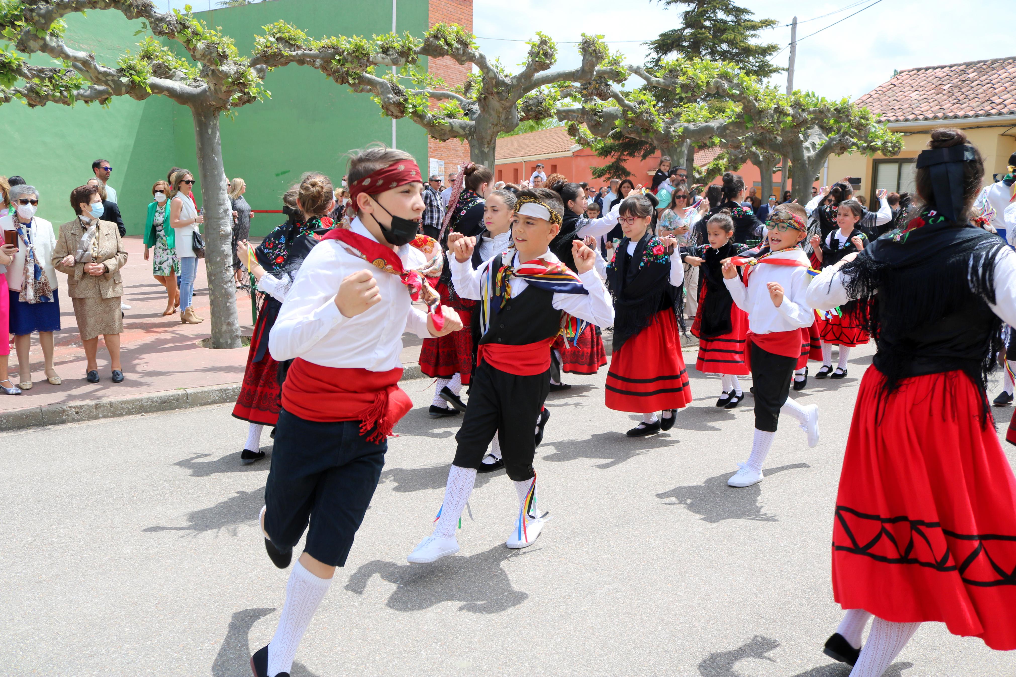 Decenas de danzantes participaron en la fiesta en honor a San Isidro Lavr