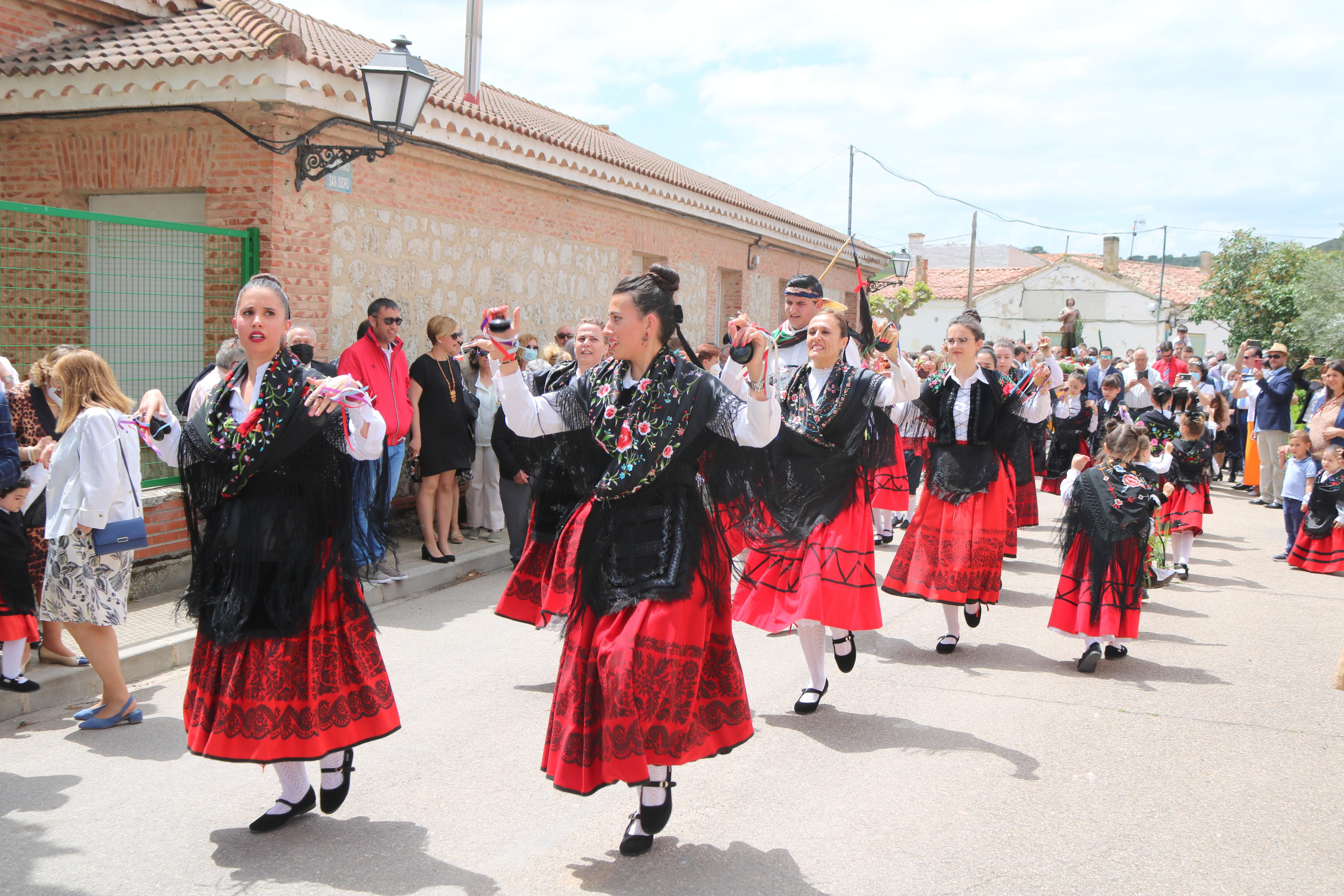 Decenas de danzantes participaron en la fiesta en honor a San Isidro Lavr