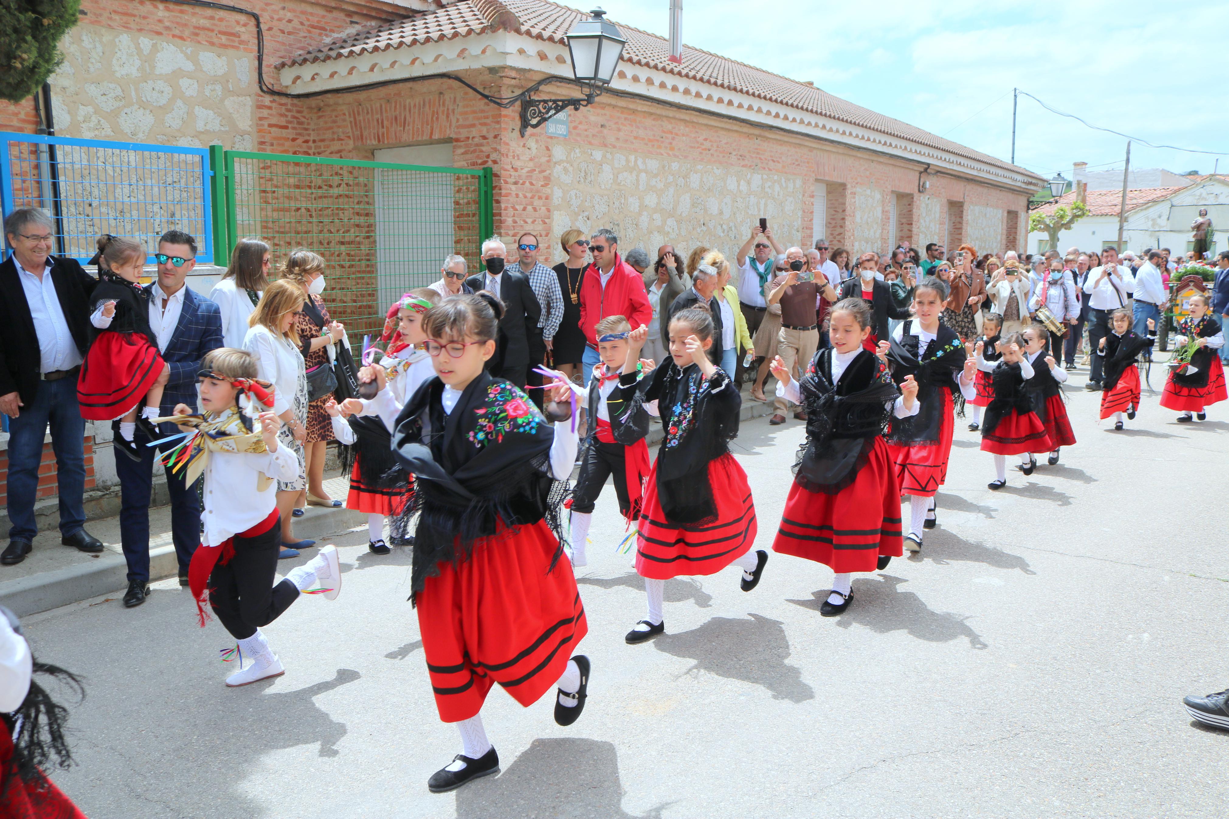 Decenas de danzantes participaron en la fiesta en honor a San Isidro Lavr