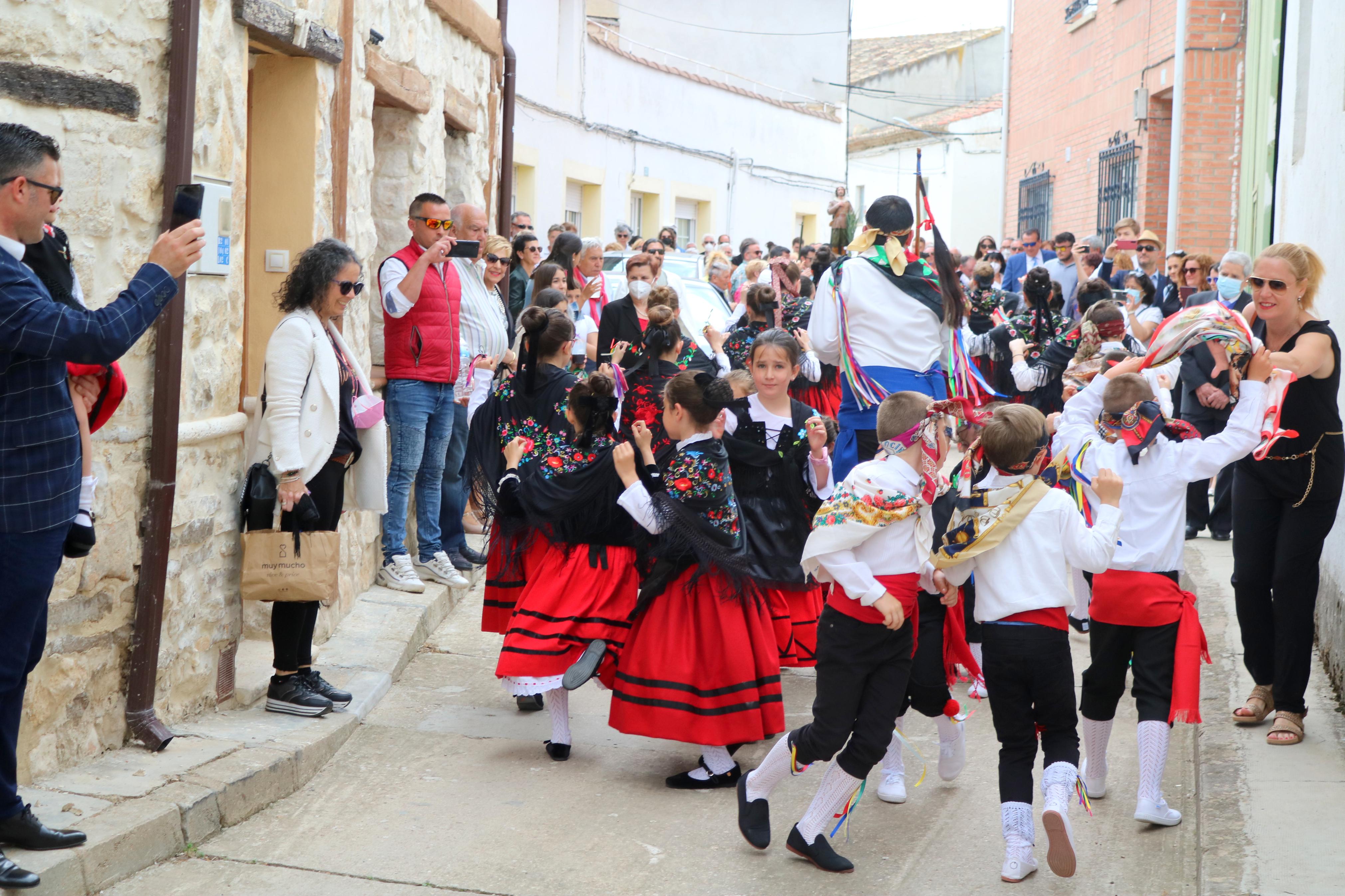 Decenas de danzantes participaron en la fiesta en honor a San Isidro Lavr