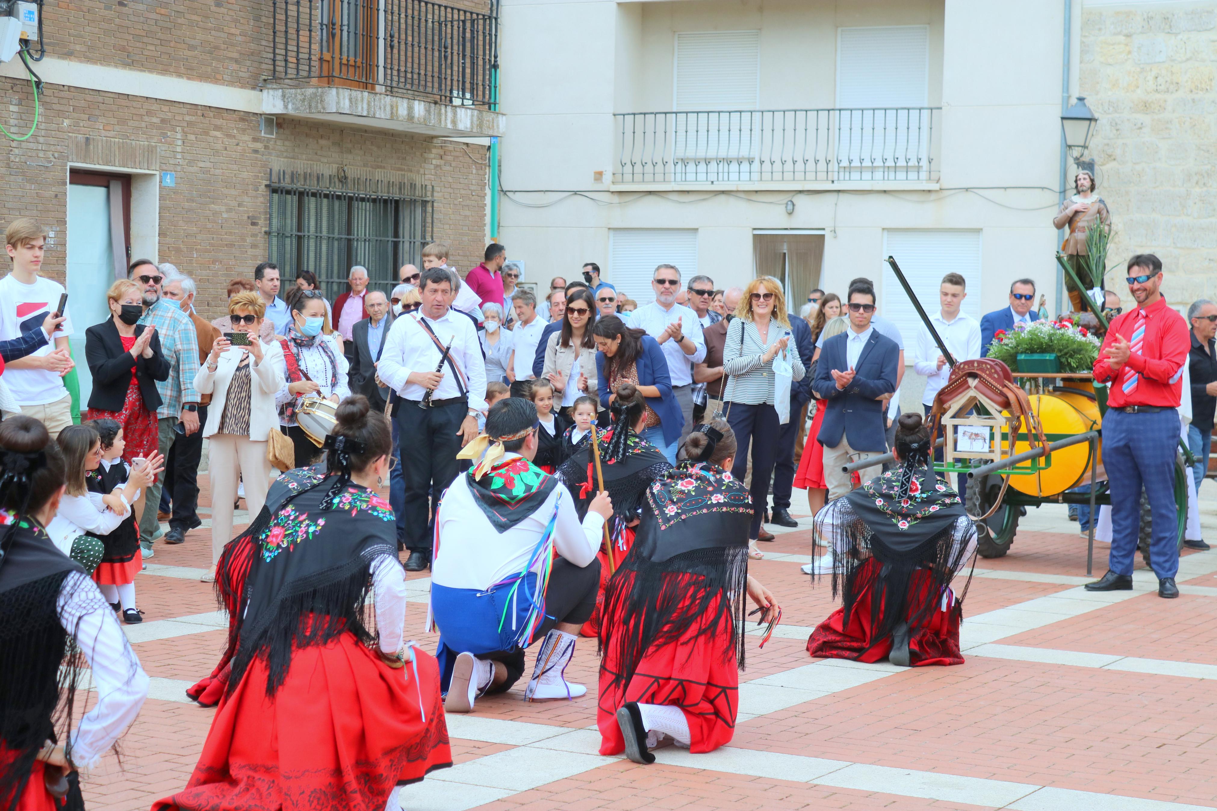 Decenas de danzantes participaron en la fiesta en honor a San Isidro Lavr