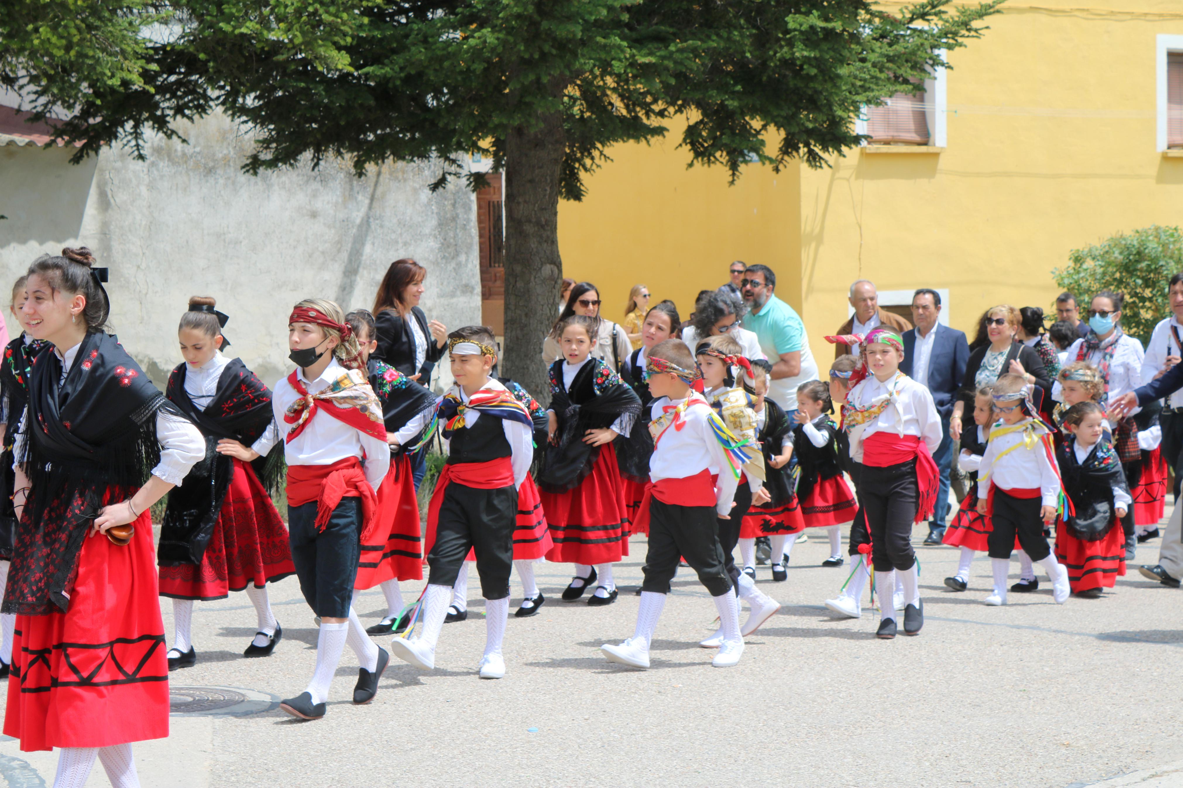 Decenas de danzantes participaron en la fiesta en honor a San Isidro Lavr