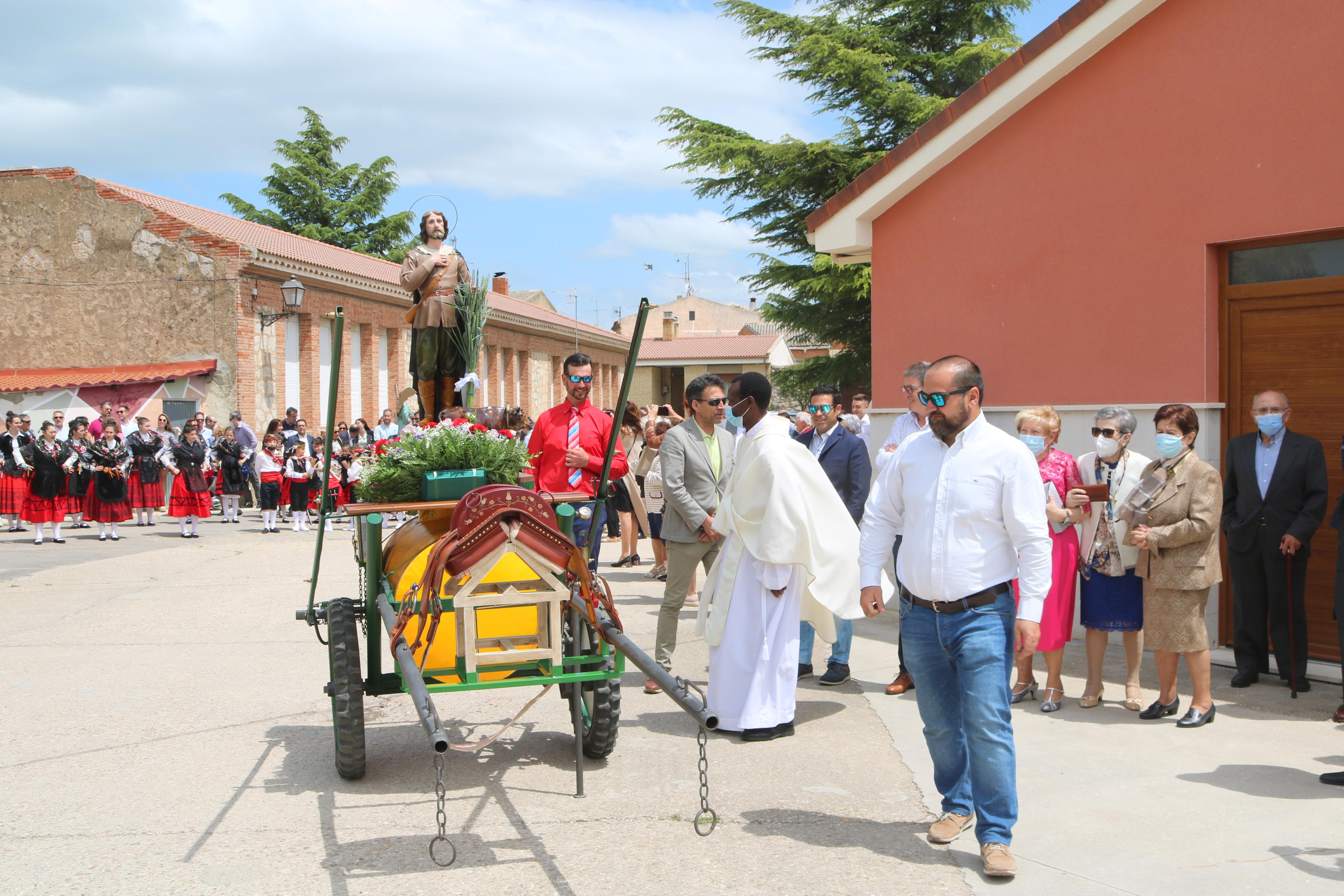 Decenas de danzantes participaron en la fiesta en honor a San Isidro Lavr