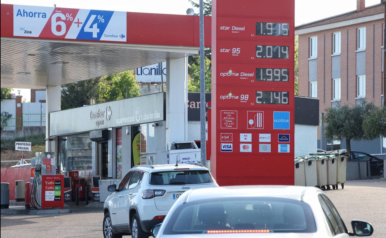 Panel de precios en una estación de servicio de Valladolid.