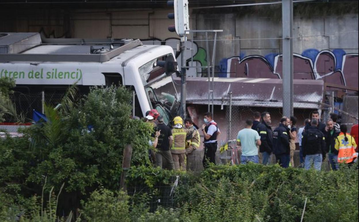 Los servicios de emergencias trabajan en el lugar del accidente.