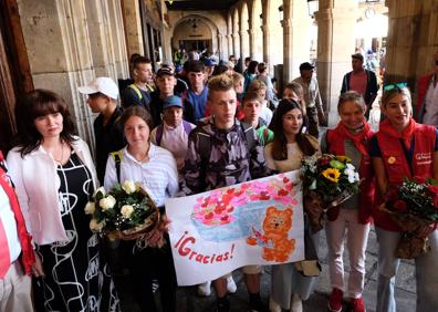 Imagen secundaria 1 - El grito de «¡Viva Ucrania!» resuena en el balcón del Ayuntamiento de Salamanca