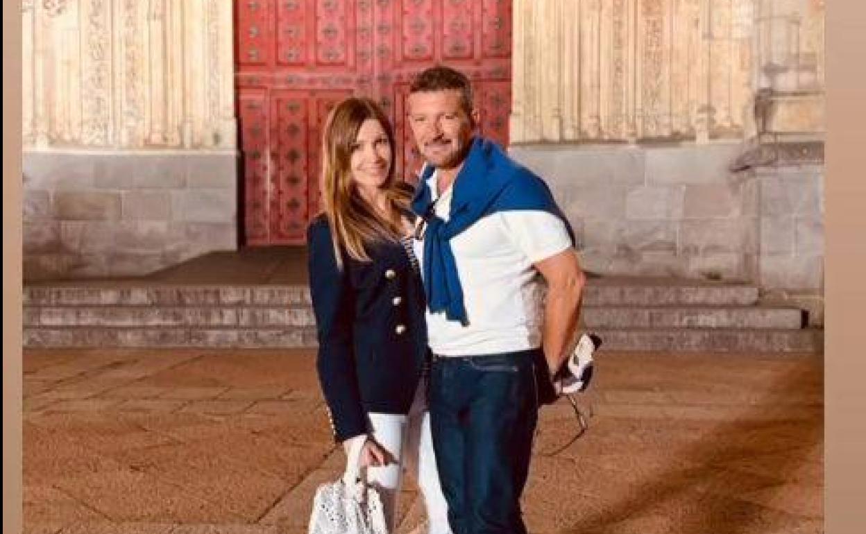 Banderas y su pareja, Nicole Kimpel, en la catedral de Salamanca en una imagen que subieron a sus redes sociales. 