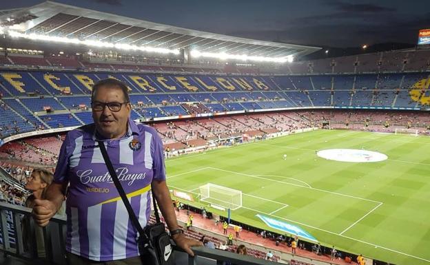 Imagen principal - Antonio en el Camp Nou (Barcelona), La Rosaleda (Málaga) y Ramón Sánchez-Pizjuán (Sevilla)