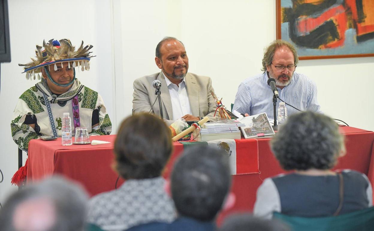 Presentación del libro sobre el guerrero indígena en la Fundación Segundo y Santiago Montes.