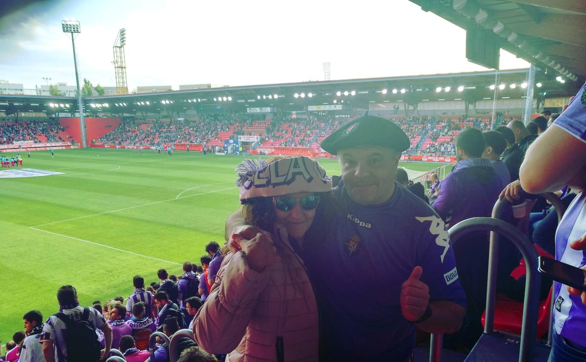 Miguel Salan y su mujer Fátima en el partido de ida de la final de los 'play off' en 2018 en Los Pajaritos.