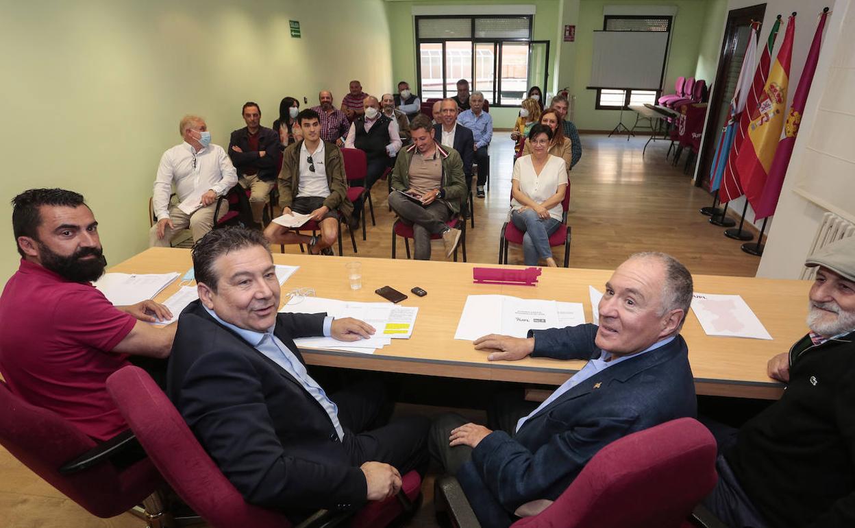 Miembros de la UPL durante el Consejo General que celebraron ayer para decidir sobre el pacto con el PSOE en la Diputación leonesa.