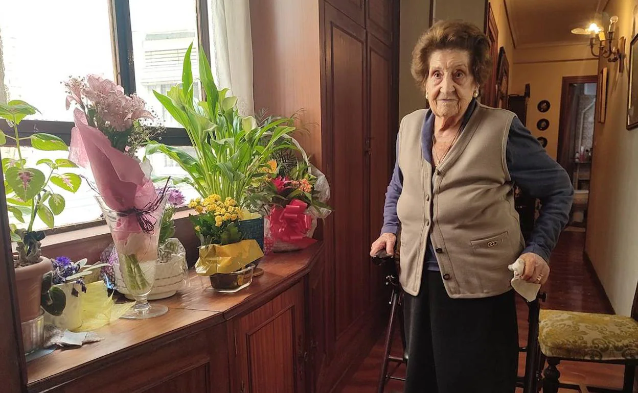 Bonifacia Valcabado Sanz posa en su casa de Valladolid con las flores que ha recibido por su 108 cumpleaños. 