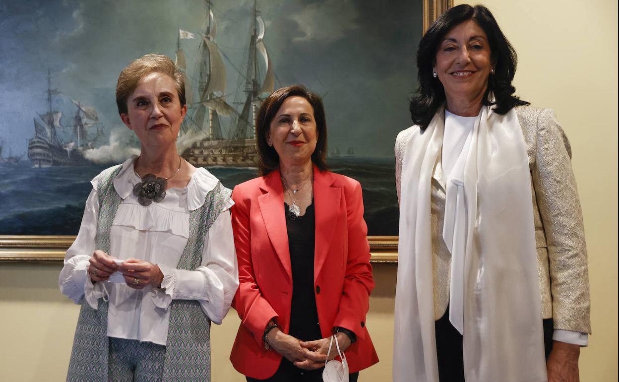 La ministra de Defensa, Margarita Robles, entre la nueva directora del CNI, Esperanza Casteleiro, y a la destituida, Paz Esteban.