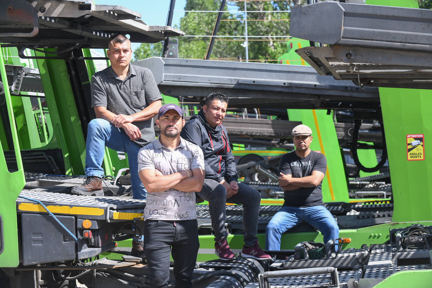 Camioneros extranjeros que no pueden conducir al no convalidarles el permiso. 