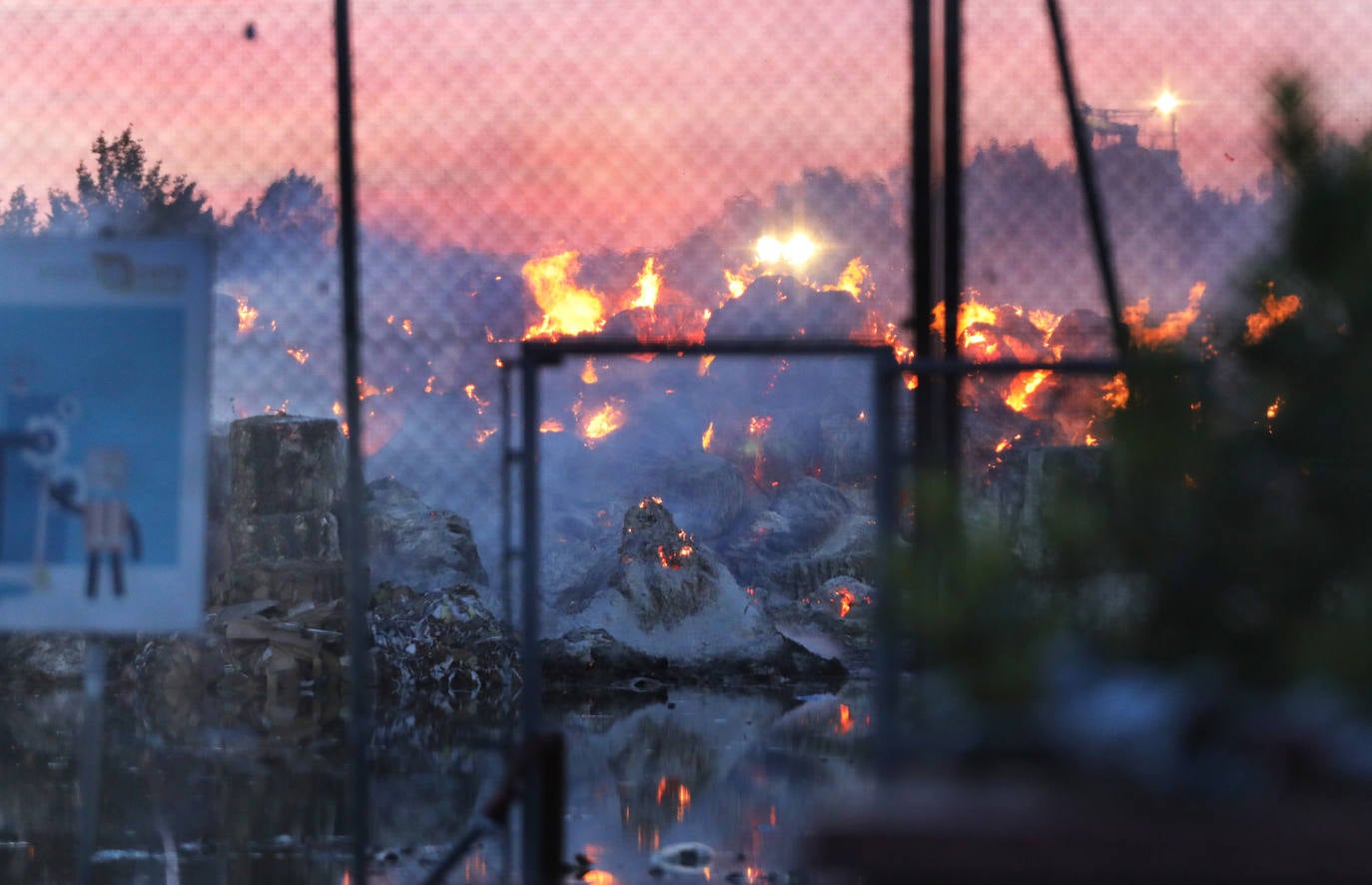 El fuego se ha registrado en un recinto exterior vallado, donde se apilan grandes dados de papel reciclado prensado