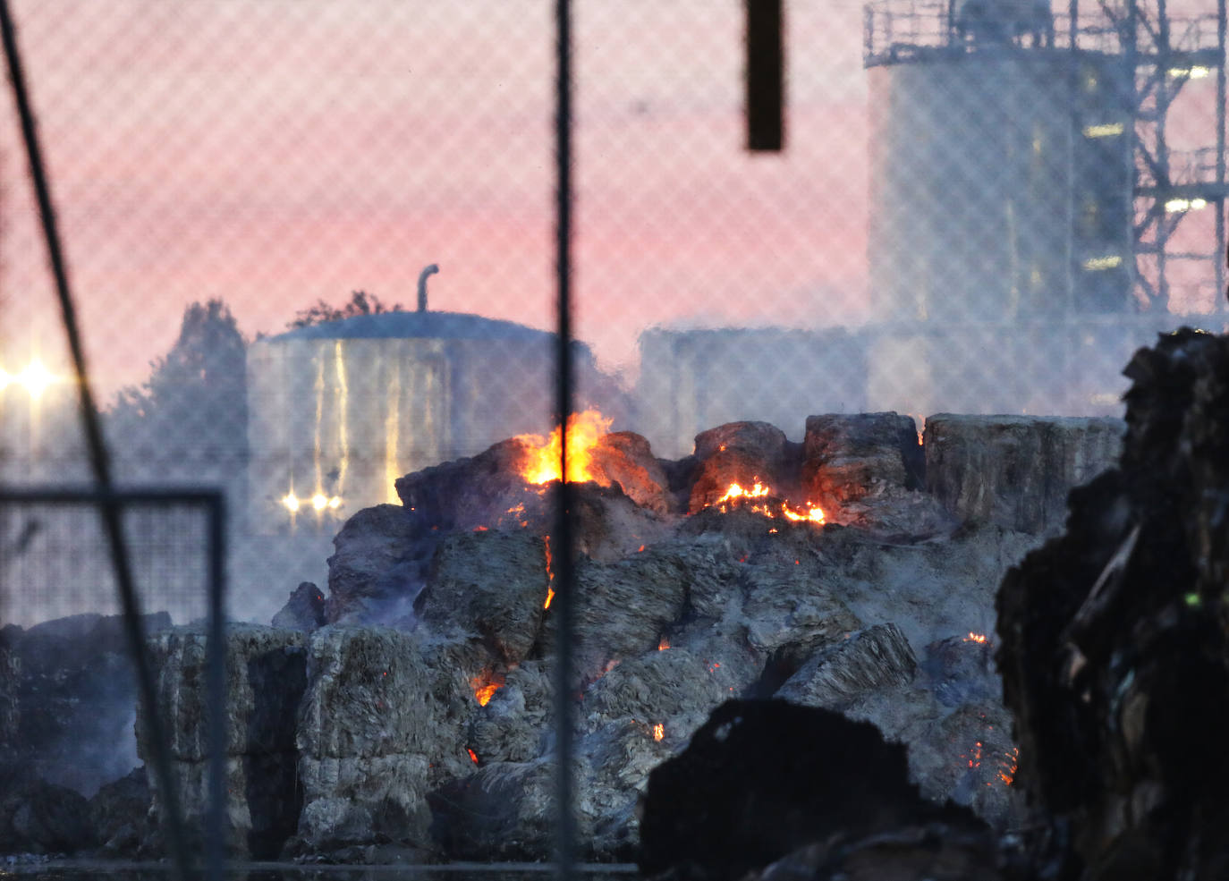 El fuego se ha registrado en un recinto exterior vallado, donde se apilan grandes dados de papel reciclado prensado