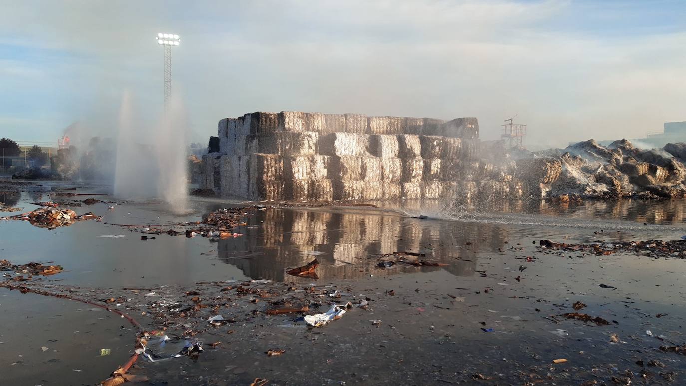 El fuego se ha registrado en un recinto exterior vallado, donde se apilan grandes dados de papel reciclado prensado