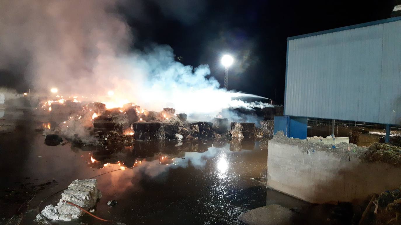 El fuego se ha registrado en un recinto exterior vallado, donde se apilan grandes dados de papel reciclado prensado