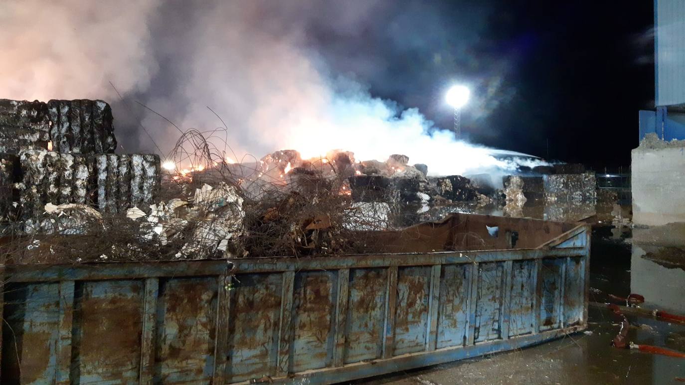 El fuego se ha registrado en un recinto exterior vallado, donde se apilan grandes dados de papel reciclado prensado