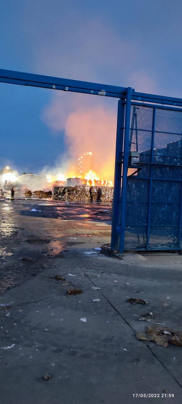 El fuego se ha registrado en un recinto exterior vallado, donde se apilan grandes dados de papel reciclado prensado