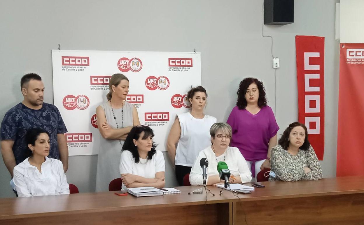 Representantes del personal de limpieza, durante la rueda de prensa,