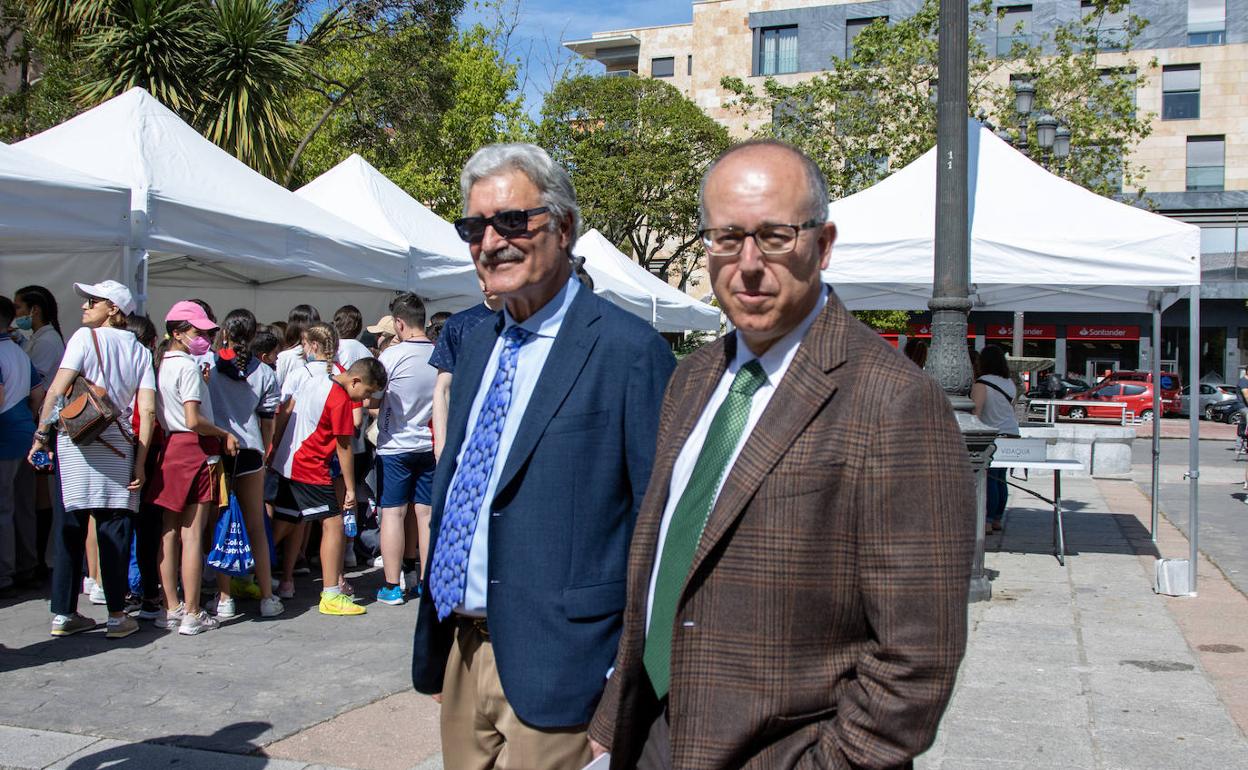 El director del Observatorio de la Dehesa, José Sánchez Sánchez y el vicerrector de Investigación y Transferencia, José Miguel Mateos Roco. 