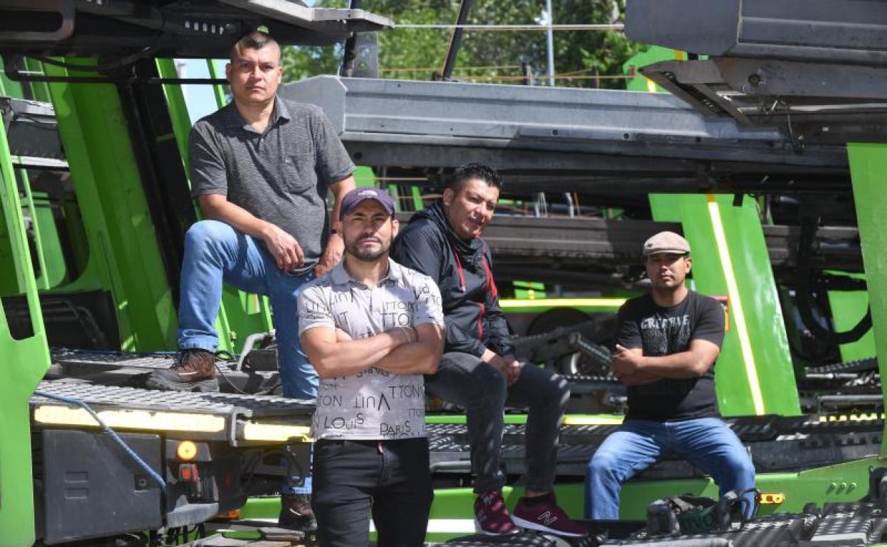 John Fredy Sanabria, en primer plano, con sus compañeros también conductores Ángel, Ricardo y Rodrigo.