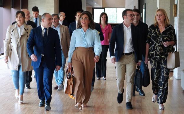 La consejera, a su llegada a las Cortes, con procuradores del PP y altos cargos de su consejería.