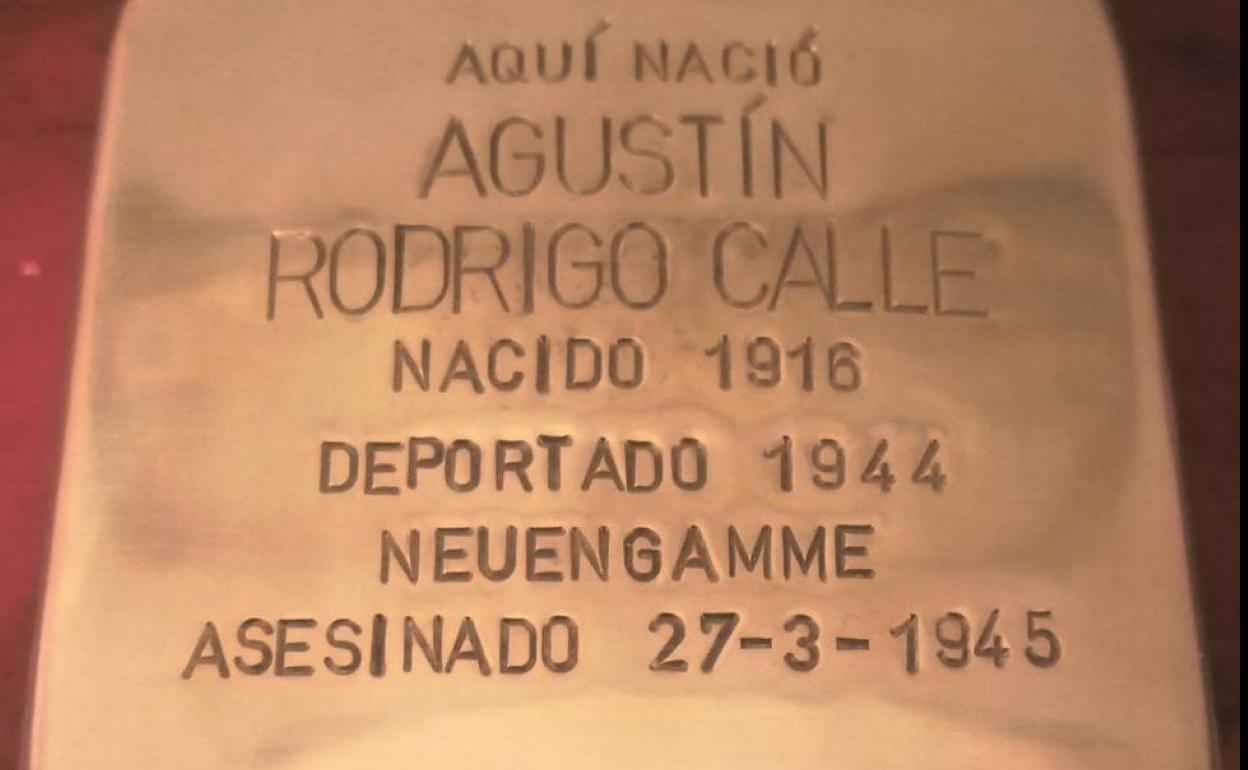 El adoquín que se colocará frente al domicilio de Agustín y Pablo Rodrigo Calle. 