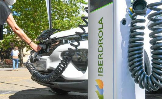 Un cargador eléctrico de vehiculos en la muestra del año pasado.