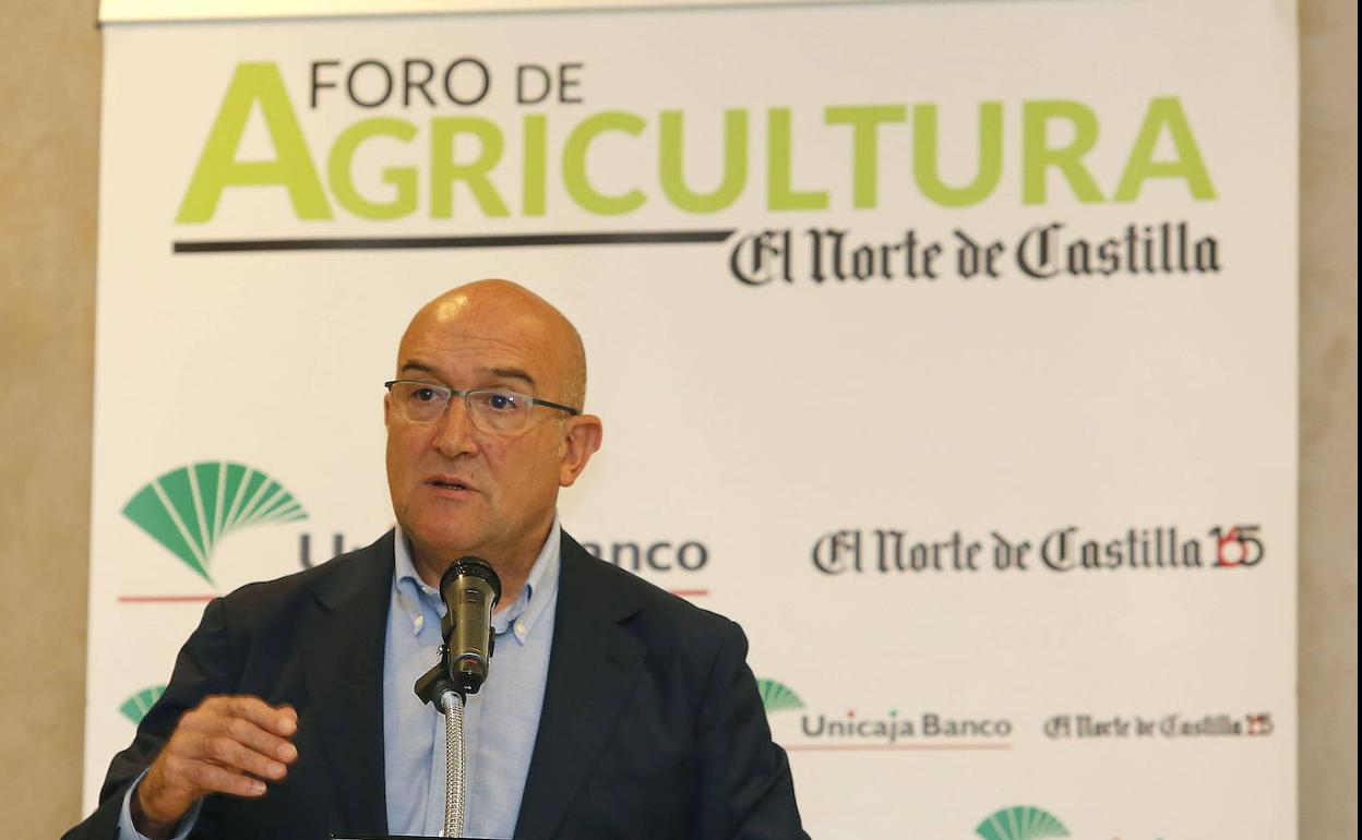 Jesus Julio Carnero, en su etapa de consejero de Agricultura.