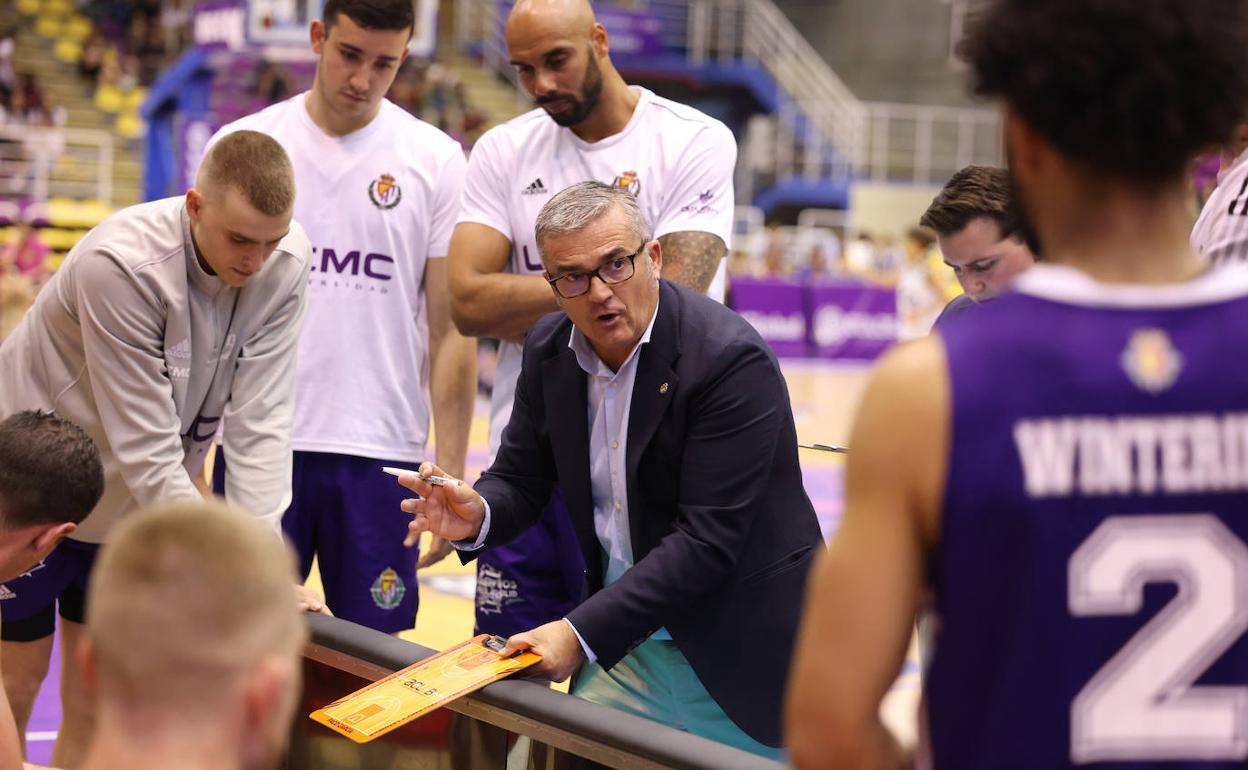 Paco García da instrucciones a sus jugadores. 