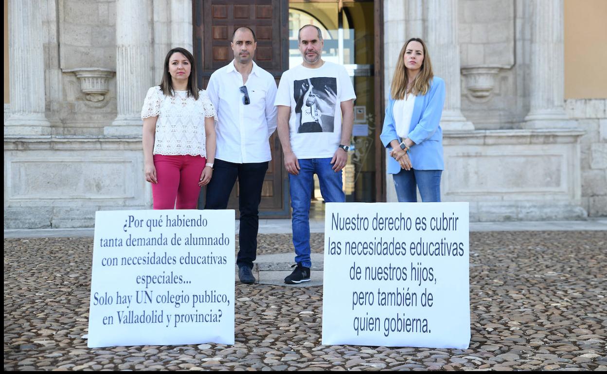 Padres de niños con discapacidad, concentrados ante Educación. 