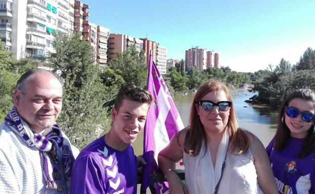 Junto a su familia celebrando el ascenso de la temporada 2017-18.