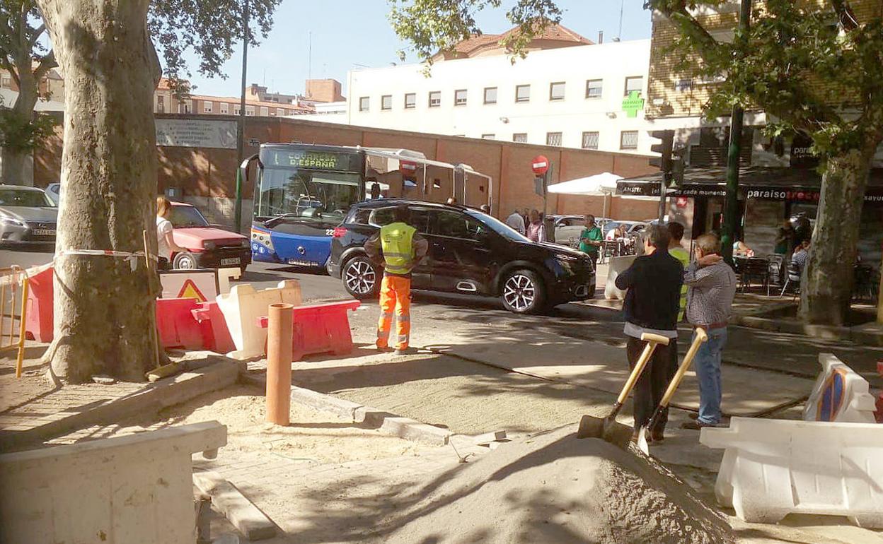 El autobús, al fondo, durante las maniobras para salir de la calle Paraíso. 