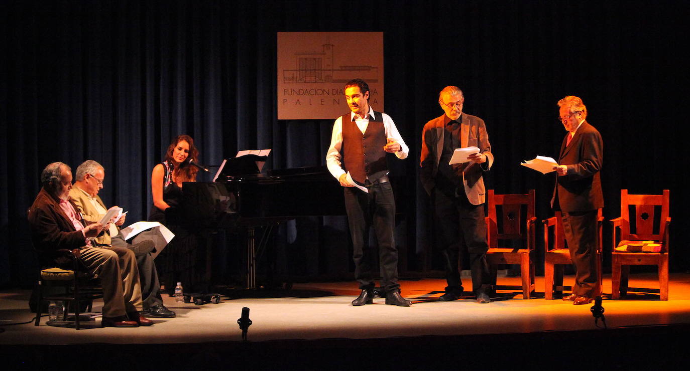 Javier Villán, Gonzalo Santonja, María Toledo, José Manuel Seda, Chete Lera y Manuel Galiana, durante la escenificación del diálogo de 'Los toros a escena' en la Fundación Caneja de Palencia.