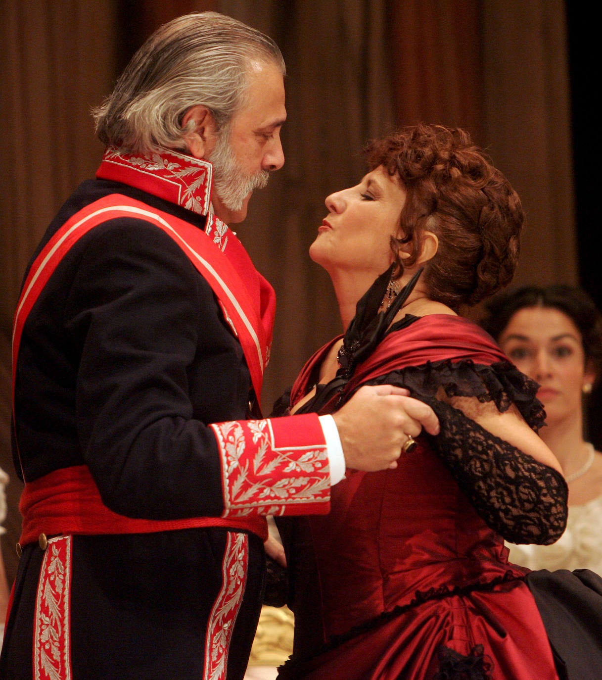 Chete Lera y Soledad Mallol, en un momento de la representación de la obra 'Angelina o el honor de un brigadier', en el teatro Juan Bravo de Segovia.