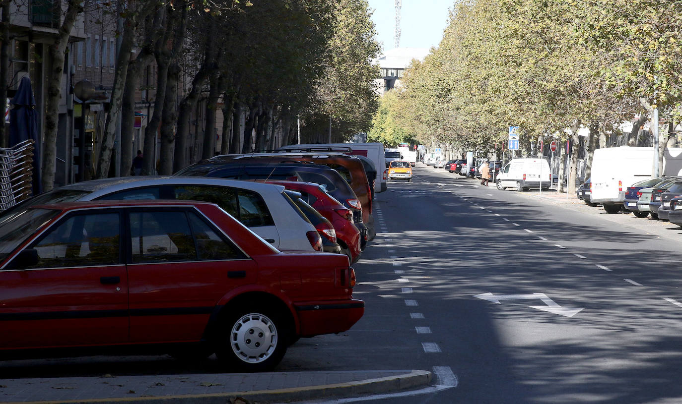 Avenida de la Constitución, los coches aparcados en batería.