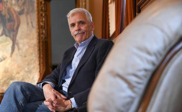 Alfonso Basallo, durante la presentación de su libro en Valladolid. 