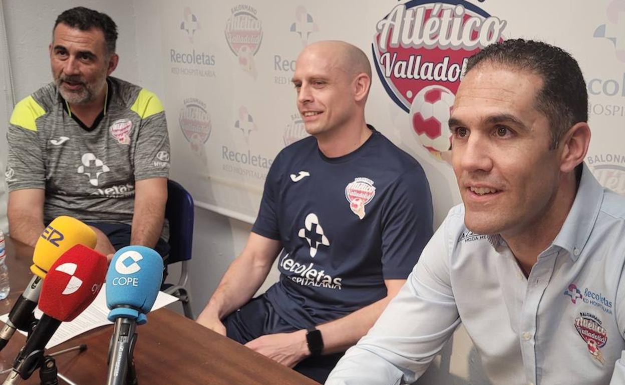 Diego Camino, entre David Pisonero y Mario Arranz. 