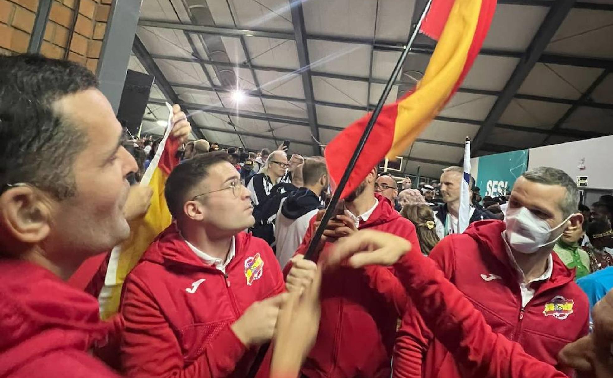 De Frutos, durante la ceremonia de inauguración, en la que fue abanderado.