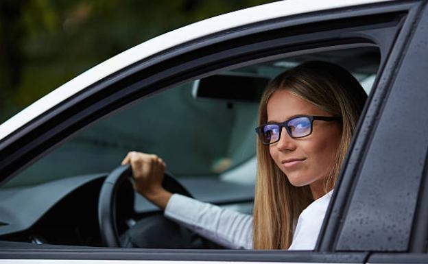 Conductora con gafas