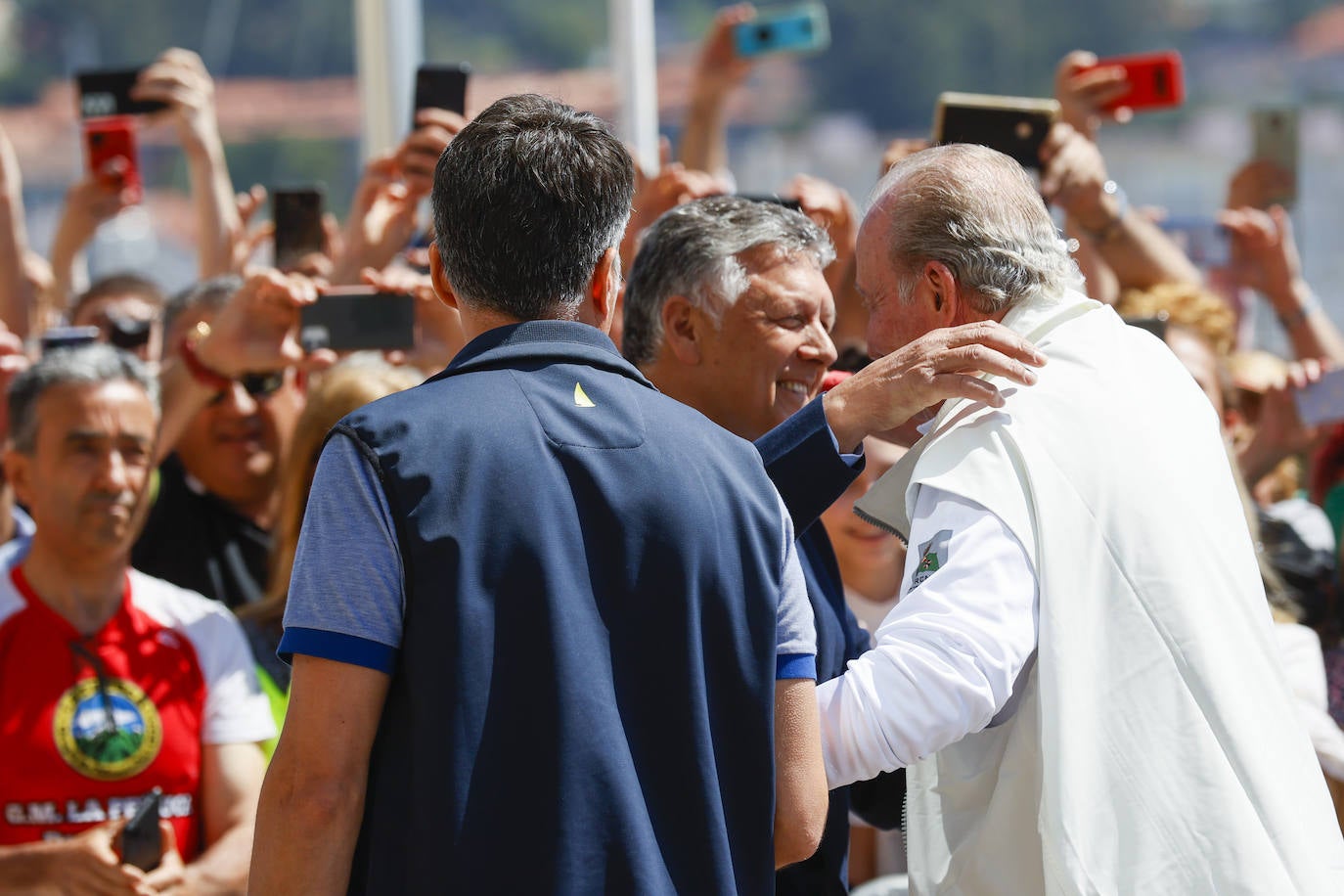 El rey emérito es recibido por el alcalde de Sanxenxo, Telmo Martín