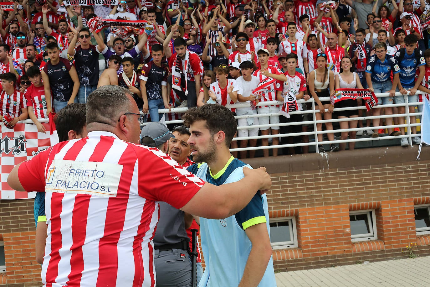 Los jugadores, desolados, al final del encuentro.