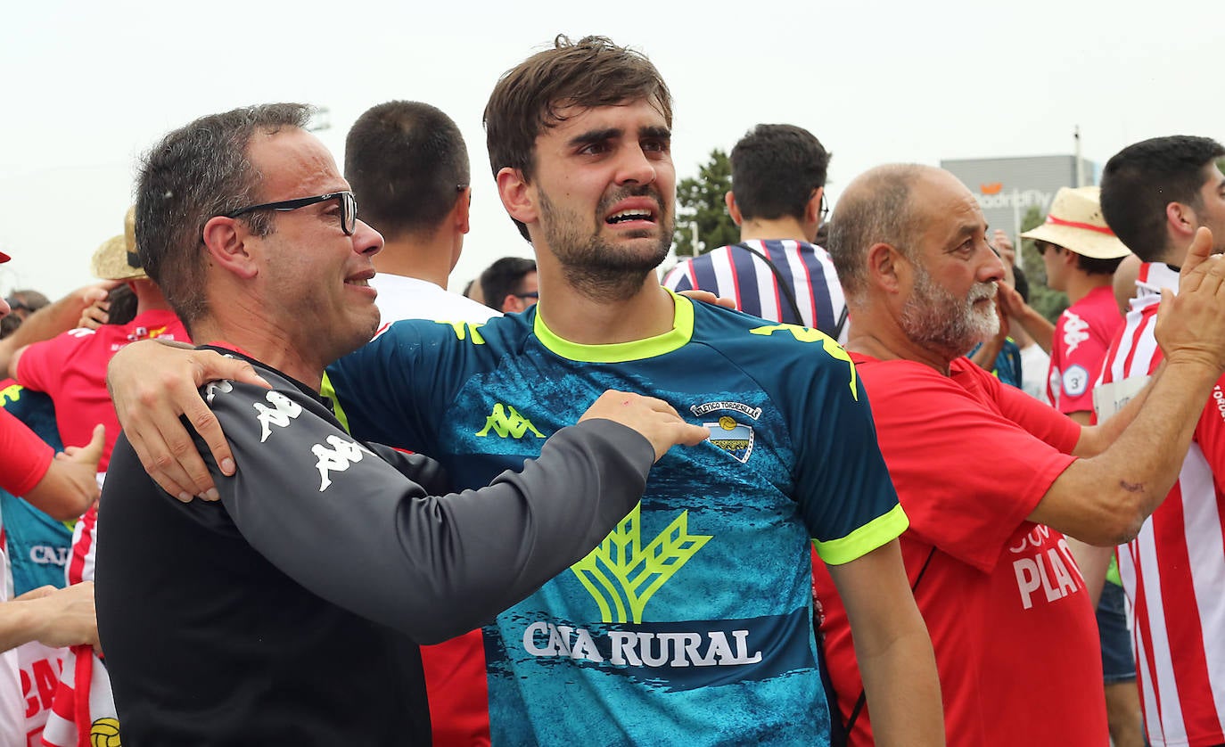 Los jugadores, desolados, al final del encuentro.