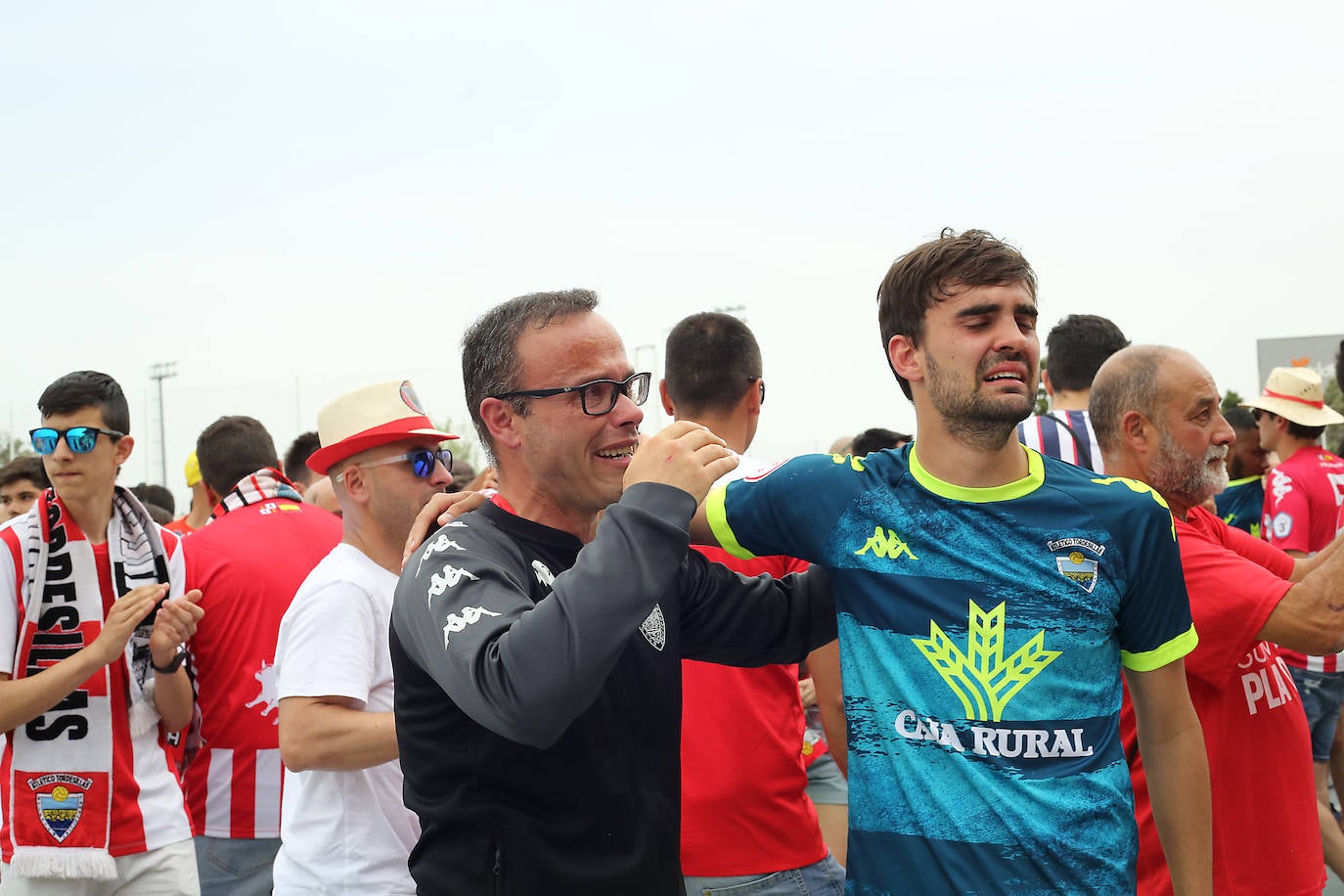 Los jugadores, desolados, al final del encuentro.